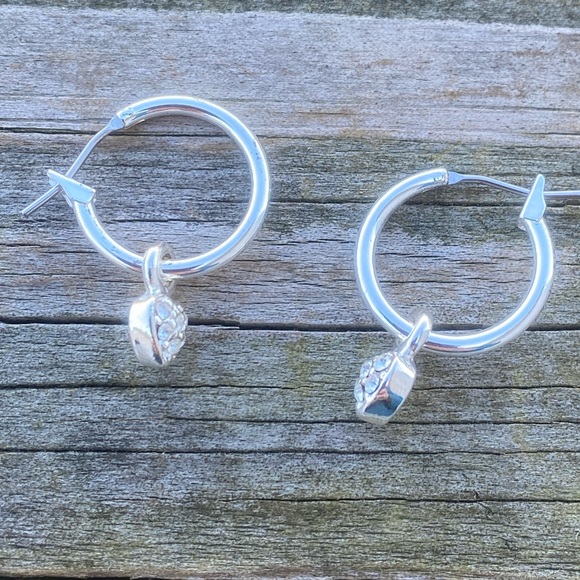 Silver plated hoop earrings with Crystal heart dangles - Picture 5 of 6